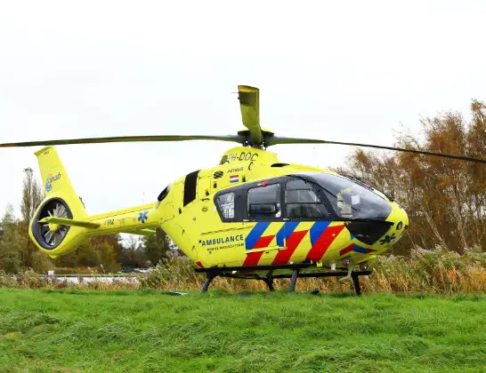 Foto van helikopter: PH-DOC geland in de polder